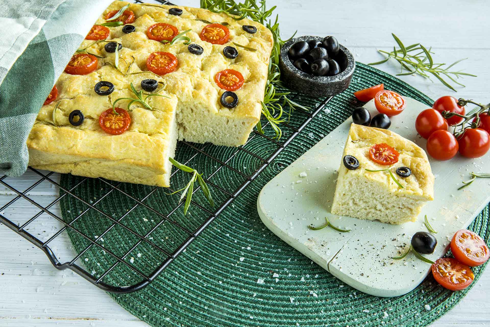Focaccia med oliven og tomater
