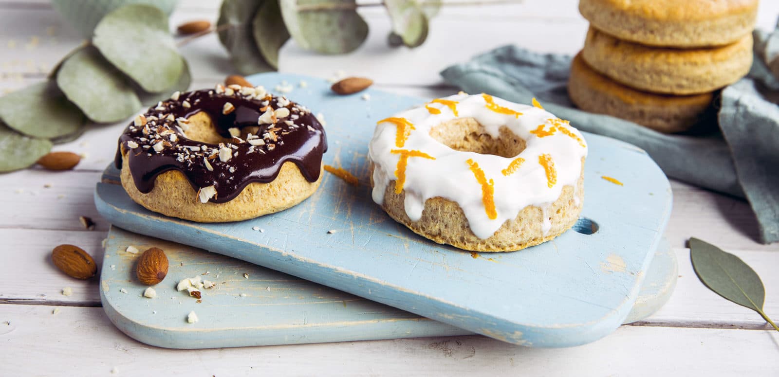Frokostdonuts med yoghurtglasur og sjokoladeglasur