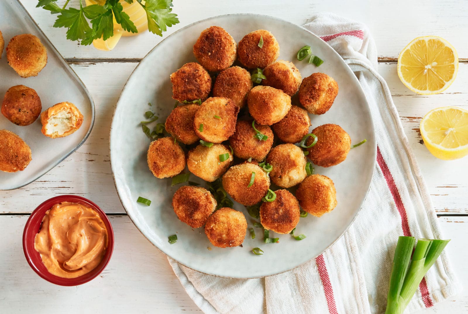 Tater tots med spicy paprikamajones