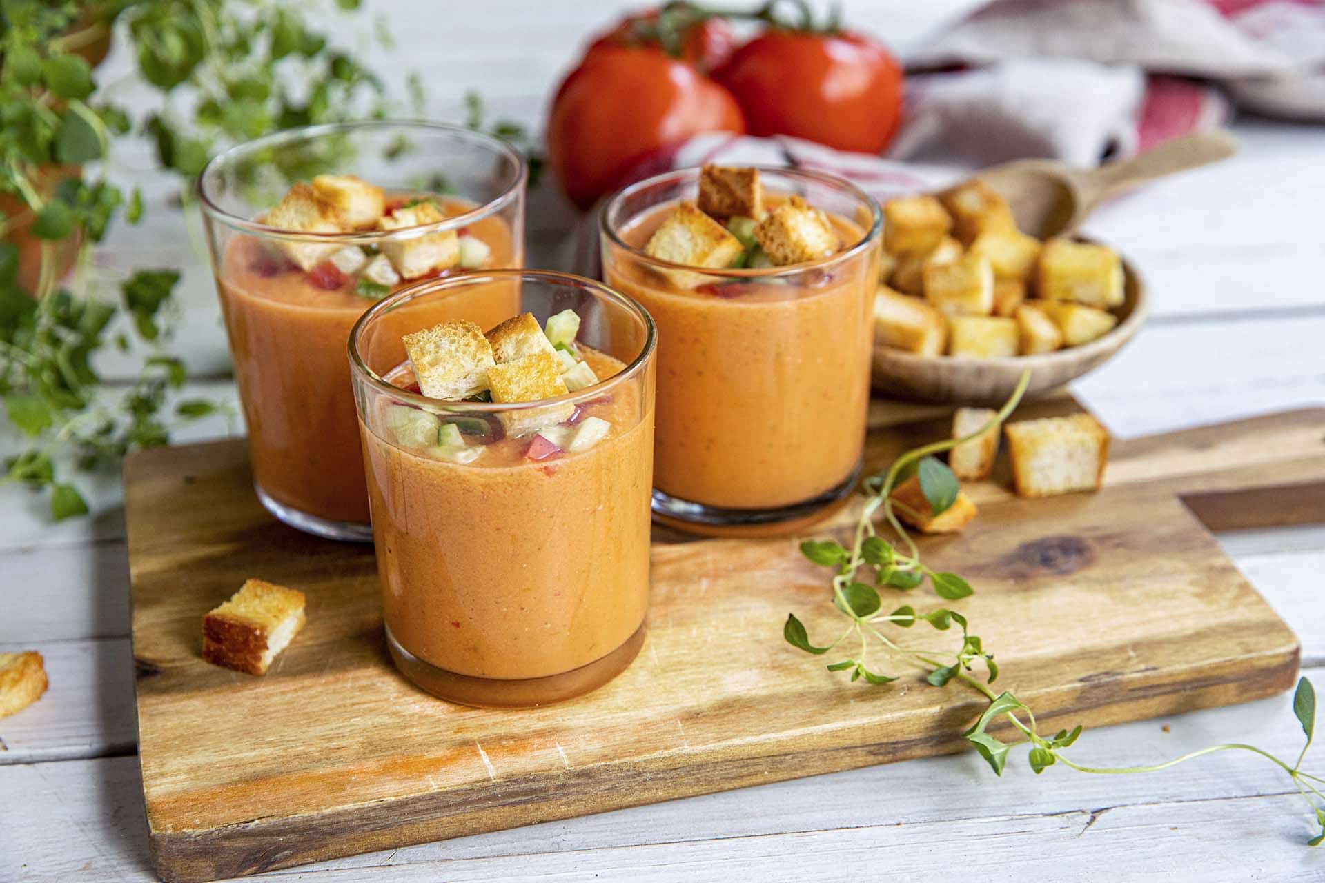 Tre glass med gazpacho, eller kald tomatsuppe