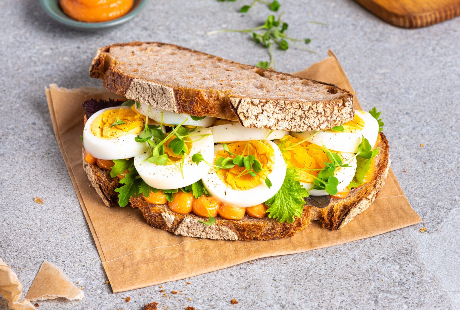 Egg og kaviar sandwich
