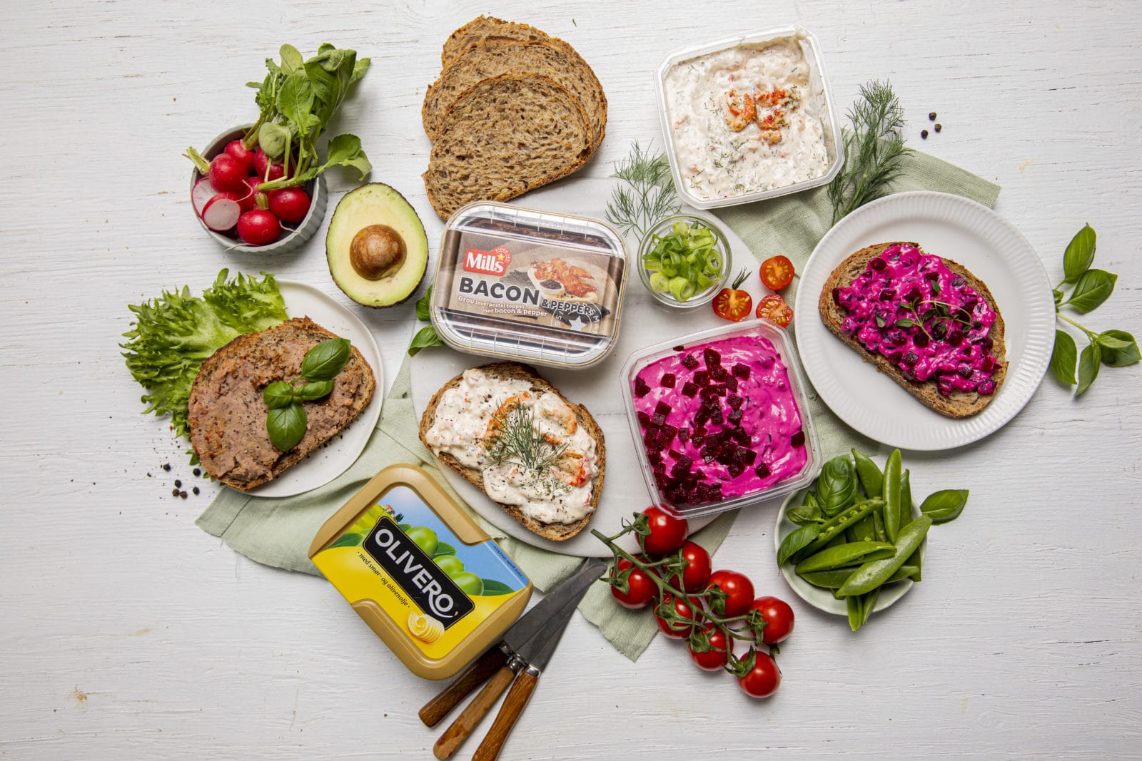 Lunsjbord med blant annet Olivero, leverpostei og rødbetsalat