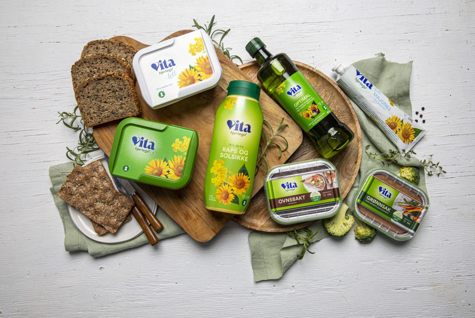 samling av vita hjertego produktene på trefjøl.foto.