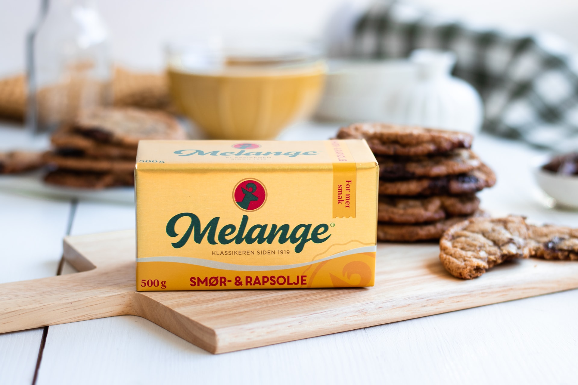 Melange med smør- og rapsolje og cookies med sjokoladebiter