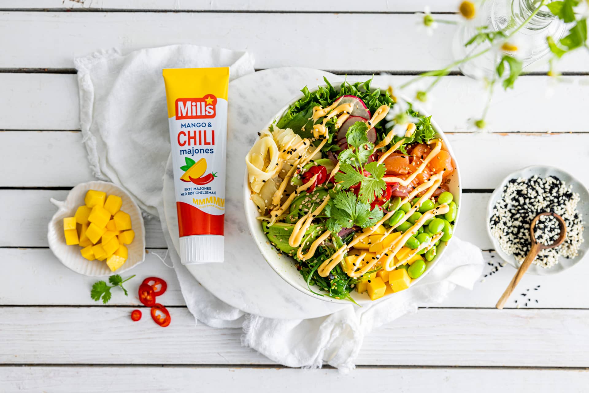 Poke bowl med Mills Mango- og chilimajones