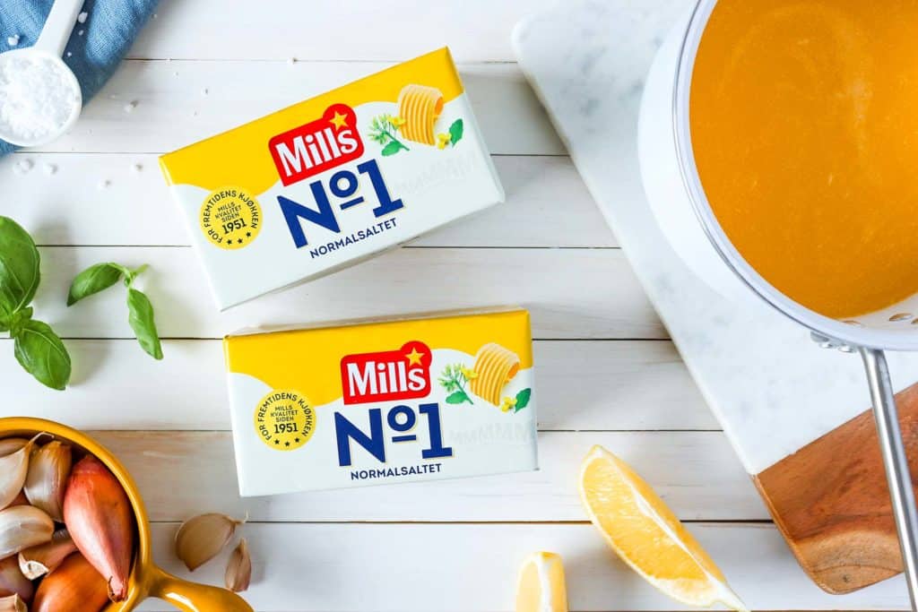 Mills №1 på hvit bordplate med løk, urter, sitron og smeltet no1 rundt
