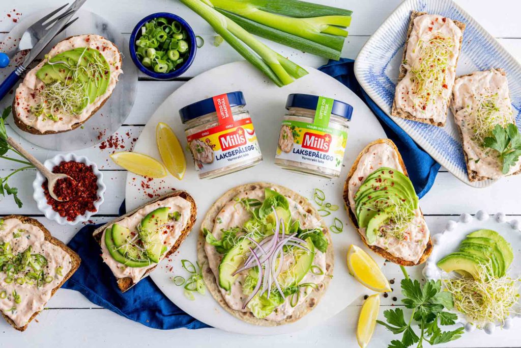 Lomper og brød påsmurt med Mills Laksepålegg, toppet med avokado, spirer og chili