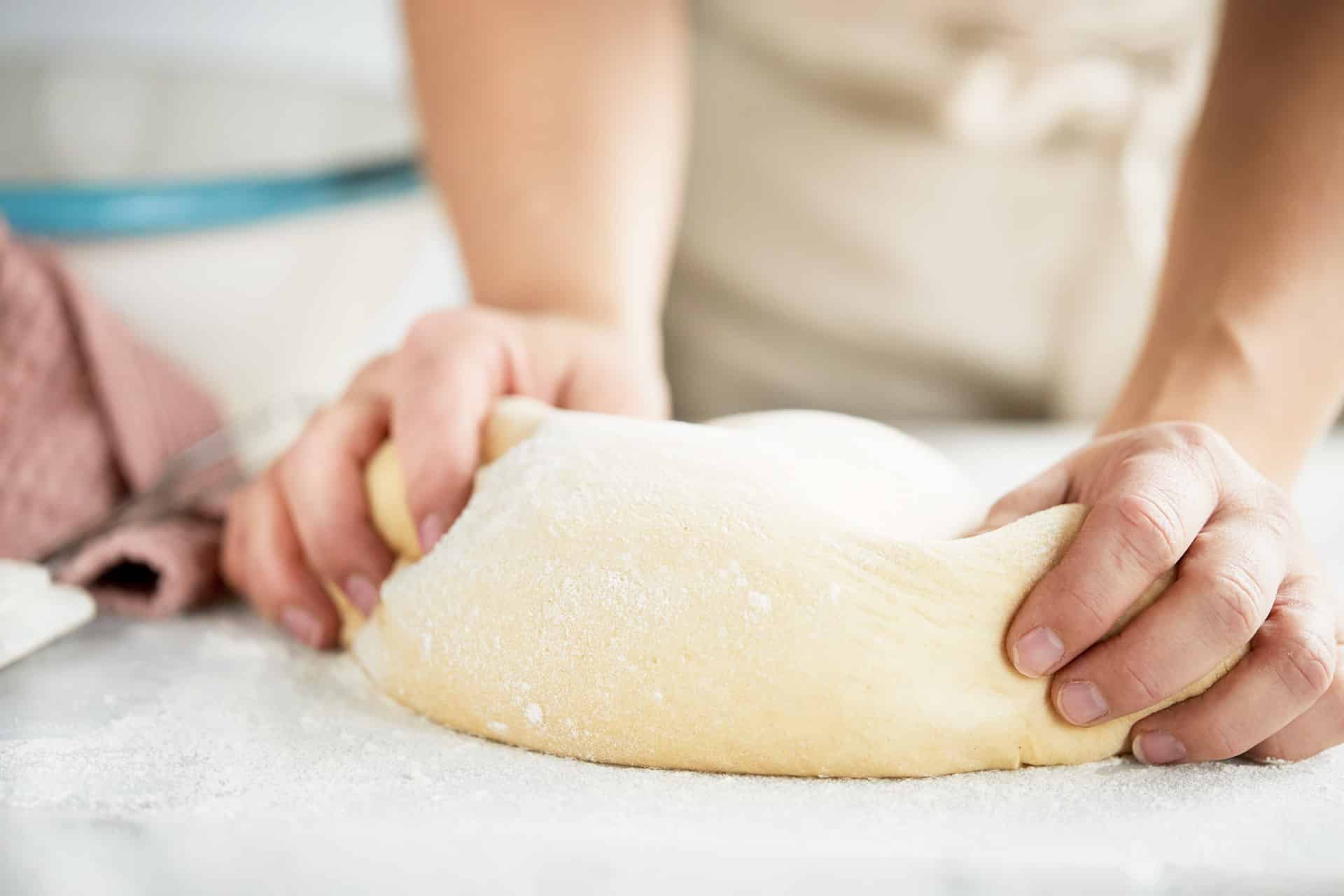 Bolledeig som eltes for hånd