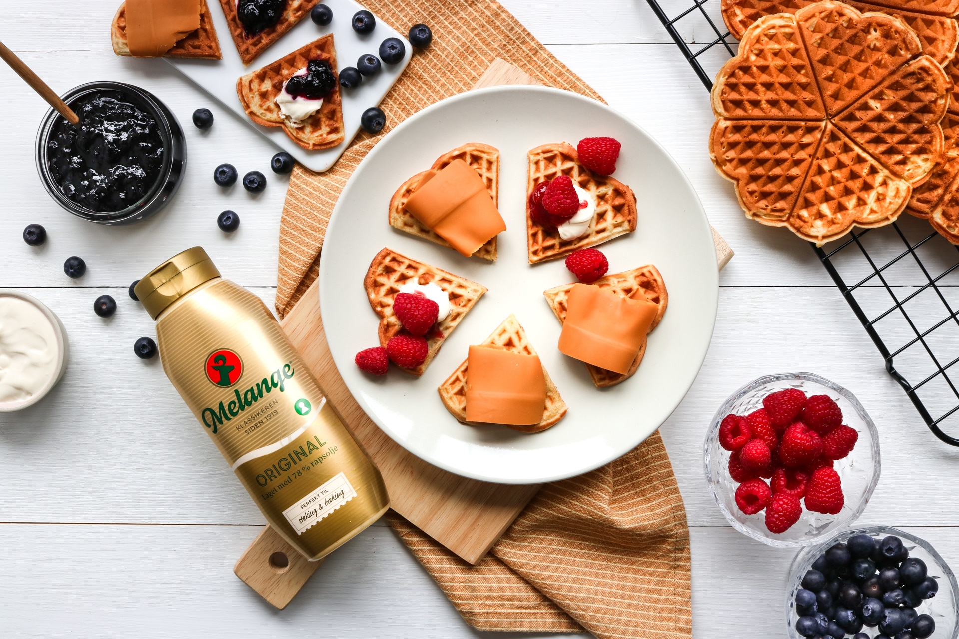 Vafler med brunost, bær og syltetøy