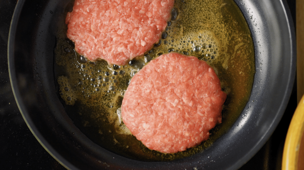 Burger stekes i panne med Melange