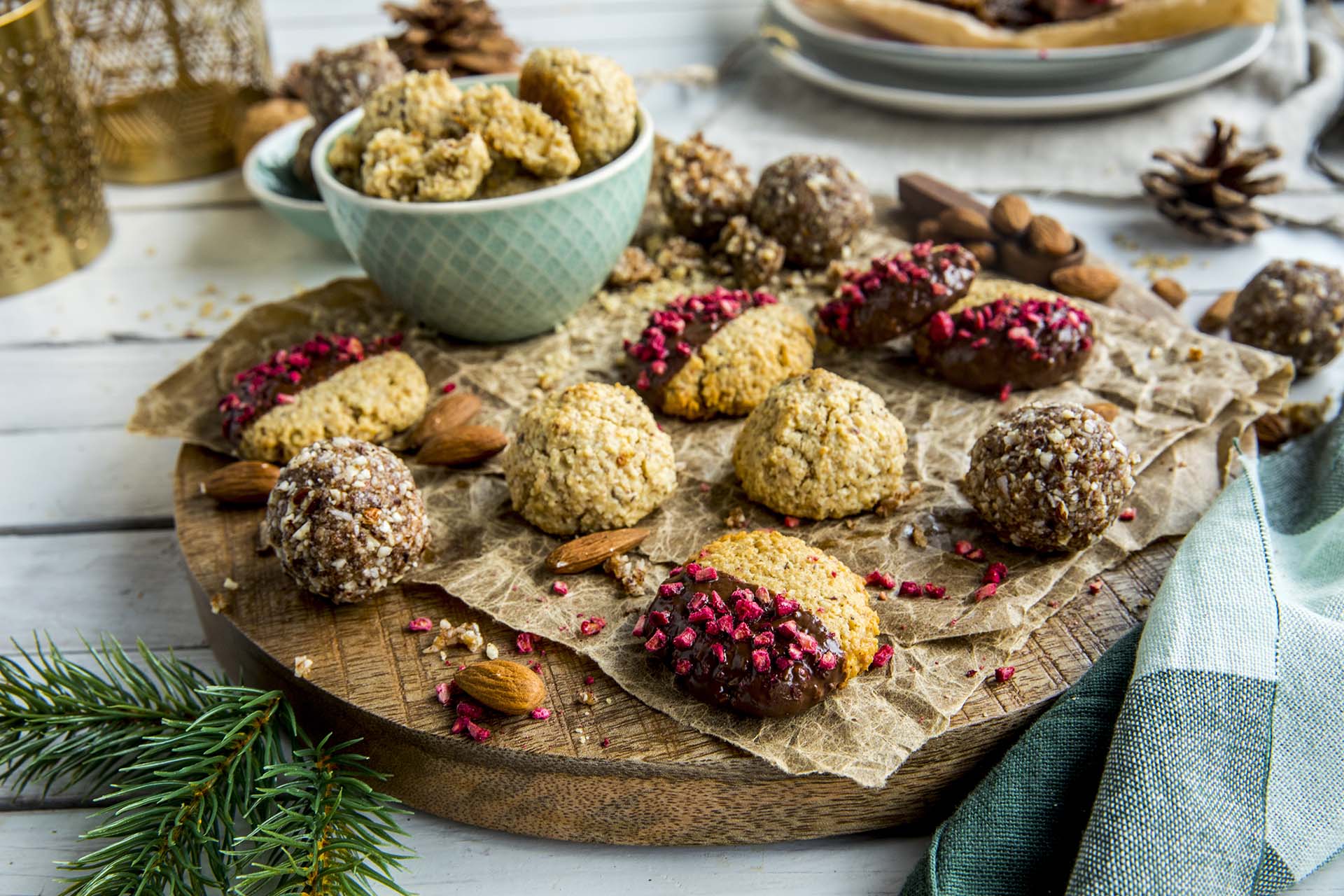 Sunnere julesnacks: nøttekjeks og energikuler med pepperkakesmak